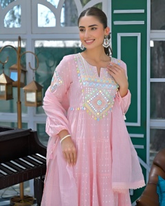 Haut en coton Flex Butti avec de magnifiques broderies et un pantalon en coton Flex assorti, accompagné d'un dupatta Kota. - Product Image 2