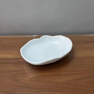 Plat de service en aluminium de forme irrégulière, assiette blanche émaillée, petit plat à collation ou dessert, vaisselle moderne - Product Image 2
