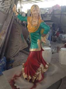 Estatua Tradicional Punjabi Cultural Sardar Sardarni de Plástico Reforzado con Fibra, Diseño Simple para Decoración del Hogar y Exteriores - Product Image 3