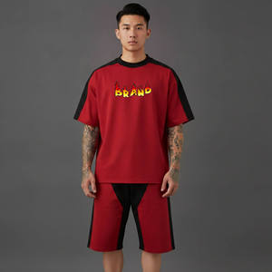 Ensemble T-shirt et short pour homme, rouge et noir contrastés, col rond, avec logo imprimé, style streetwear, vêtements d'été, tissu tricoté respirant - Product Image 1