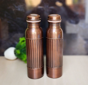 Nouvelle bouteille en cuivre avec finition antique de qualité supérieure, bouteille d'eau en cuivre avec design en relief, bouteille en cuivre pur - Product Image 2