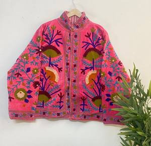 Veste matelassée de luxe en velours pour femme avec col mandarin Suzani – Broderie botanique colorée sur mesure cousue à la main - Product Image 1