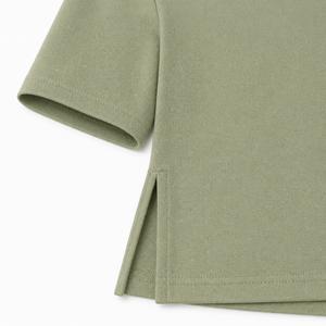 Camiseta de Manga Corta para Mujer, Color Verde Salvia, Cuello Redondo, Corte Largo con Abertura Lateral, en Tejido de Algodón Interlock, Estilo Casual - Product Image 5