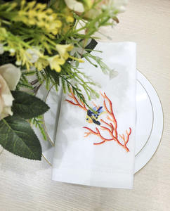 Serviettes de table en coton brodées sur mesure, style corail, avec ourlet festonné, pour événements à domicile et mariages - Product Image 4