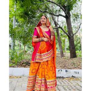 Sari traditionnel en soie mousseline imprimé Bandhani avec dentelle et chemisier non cousu, couleur orange - Product Image 1