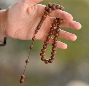 Tasbih Mala de Madera Pura con Cuentas Lisas y Elegantes, Regalo Moderno de HWC, Diseño Tradicional Colgante para la Oración - Product Image 1