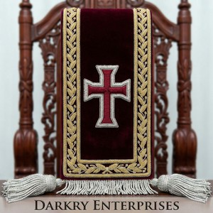 Écharpe maçonnique personnalisée en velours bordeaux avec broderie en fil d'argent, croix celtique et motif épi de blé, ornée de franges et pompons faits main - Product Image 3