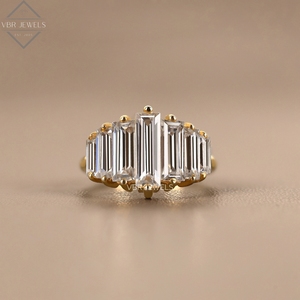 Anillo de Diamantes de Corte Esmeralda de Lujo en Oro Amarillo con Baguettes Graduadas, Joyería de Compromiso, Regalo para Mujer - Product Image 1