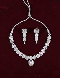 Ensemble collier et boucles d'oreilles pour femme style Victoria en laiton plaqué rhodium, nacre blanche et zircon violet, cadeau de haute qualité - Product Image 4