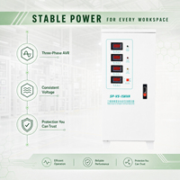 Stabilisateur de tension triphasé moderne 15 kVA 380 V, régulateur automatique avec affichage LED pour les réseaux électriques des centres commerciaux