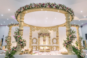 Mandap en bois sculpté professionnel et moderne pour mariages hindous, scène de mariage sur mesure sur le thème du grand château, paon traditionnel - Product Image 2