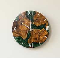 Horloge murale artisanale en résine sur mesure avec bois d'olivier, résine époxy verte, plaque de 25 mm d'épaisseur, mouvement mécanique, style moderne