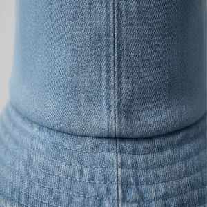 หมวกทรงบักเก็ตยีนส์สไตล์โมเดิร์นสำหรับทุกเพศ วัสดุที่เป็นมิตรกับผิวหนัง พับเก็บง่าย เหมาะสำหรับใส่ลำลองในฤดูร้อนและระบายอากาศได้ดี ใช้ได้ทั้งการเดินทางและกิจกรรมกลางแจ้ง - Product Image 6