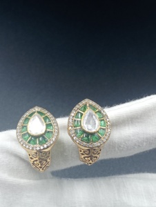 ต่างหูเงินแท้ 925 ชุบทองคำขาว ประดับคริสตัลรูปทรงลูกแพร์สีเขียว ของ Amaira Jewels เหมาะสำหรับงานแต่งงาน งานเลี้ยง และโอกาสพิเศษต่างๆ - Product Image 2