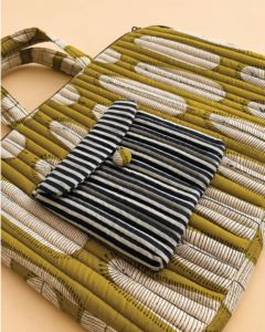 Sac fourre-tout moderne en tissu de coton matelassé pour ordinateur portable, poche rayée, design léger antichoc - Imprimé vintage à blocs, originaux de Jaipur - Product Image 5