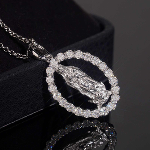 Collier pendentif religieux en argent avec halo de moissanite, accents de pierres rondes et design élégant et luxueux - Product Image 6