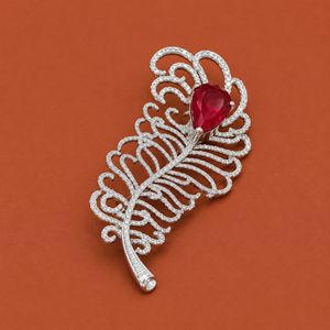 เข็มกลัดเพชรรูปใบทับทิมสวยงามพร้อมดีไซน์ลายดอกไม้ - Product Image 3