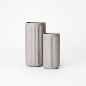 Jardinière cylindrique blanche Hieta Garden pour extérieur, pot en fibre de verre côtelé, style moderne, décoration de jardin intérieur et patio, 2 tailles - Product Image 1
