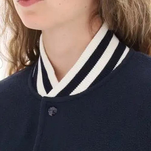 เสื้อแจ็คเก็ตบอมเบอร์ดีไซน์โดดเด่น คุณภาพสูง สำหรับทุกเพศ สวมใส่ได้ทั้งแบบเป็นทางการและแฟชั่น คอเสื้อแบบคอกลม ลายพราง กันน้ำ กันลม ผลิตจากไนลอน - Product Image 4