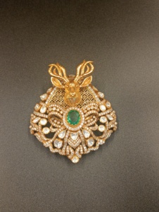 Broche de Ciervo Chapado en Oro con Piedra Verde Corte Esmeralda y Detalles de Diamantes para Joyería de Moda Femenina, Accesorio Hecho a Mano para Mujer - Product Image 2