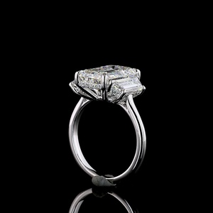 Anillo de Compromiso Atemporal con Diamante Cultivado en Laboratorio de Corte Esmeralda de 5 Quilates, Oro Blanco, Corte Esmeralda Triple, Anillo de Boda de Tres Piedras - Product Image 4