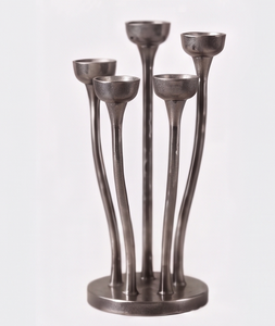 Candélabre de luxe à cinq bras en aluminium argenté, étanche, avec texture moulée, centre de table pour Noël et la Saint-Valentin, vente en gros - Product Image 1