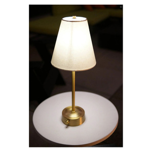 Lámpara de Mesa de Metal de Alta Gama con Pantalla con Detalles Florales y Cuerpo de Vidrio Ahumado para Decoración de Hogar de Lujo - Product Image 2