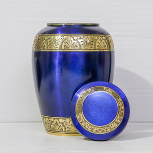 Urne funéraire artisanale en laiton gravé de qualité supérieure pour cendres humaines, gravure personnalisée bleue, urne pour cendres pour le stockage des restes humains - Product Image 1