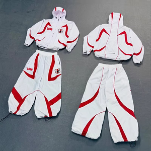 Conjunto Deportivo de 2 Piezas Personalizado con Cremallera, Chaqueta Cortavientos Ligera de Nailon con Bloques de Color y Parches, Unisex - Product Image 1