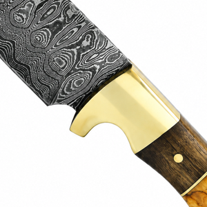 Cuchillo de caza para exteriores con patrón Damasco, hoja negra plateada, mango de madera marrón claro, guardacuchillo dorado y empuñadura remachada para camping - Product Image 4