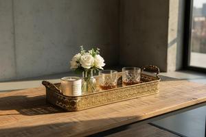 Plateau de service rectangulaire élégant en métal doré avec un design orné et des poignées, parfait pour servir des boissons et décorer la maison, provenant d'Inde. - Product Image 5