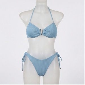 Conjunto de bikini acanalado con cuello halter para mujer, traje de baño de dos piezas azul claro con parte inferior con lazo lateral y tela elástica - Product Image 1