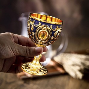 Verre à vin élégant en acier poli, coupe moderne en métal sur pied - Product Image 1