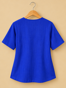 เสื้อชีฟองเรยอนแขนสั้นคอวีสีน้ำเงินสำหรับผู้หญิง ทรงปกติ สวมใส่สบาย เหมาะสำหรับฤดูใบไม้ผลิและฤดูร้อน แต่งระบาย ซักได้ - Product Image 2