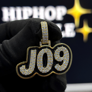 Colgante de Lujo Personalizado con Nombre, Plata de Ley 925 Bañada en Oro, Moissanita VVS, Borde de Esmalte Negro, Amuleto de Letra Personalizada Estilo Hip Hop - Product Image 1