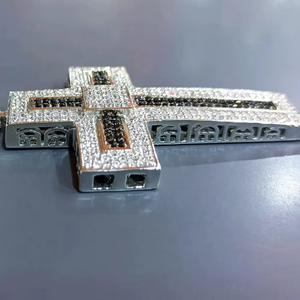 Colgante de Plata de Ley 925 con Cruz Blanca y Negra y Diamante Moissanita - Product Image 1