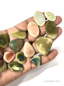 Pierre précieuse naturelle de jaspe impérial, cabochon, formes et tailles variées, environ 20 à 30 mm - Product Image 5