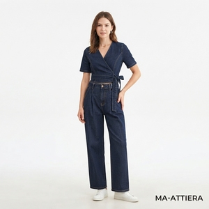 Conjunto de dos piezas de mezclilla para mujer: top cruzado de manga corta y jeans de pierna ancha con lazo en la cintura, atuendo casual y moderno. - Product Image 1