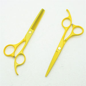 El set incluye un tijeras de corte recto y un tijeras de entresacar y texturizar, lo que lo convierte en adecuado para un corte de cabello completo. - Product Image 3