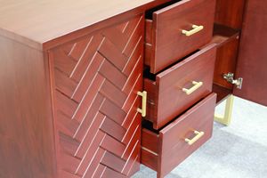 Elegante Mueble de TV de Teca con Puertas Planas, 2 Puertas y 3 Cajones, Patas de Metal para Sala de Estar - Product Image 4