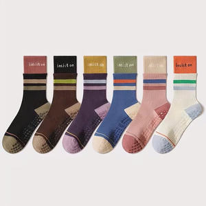 Chaussettes de sport antidérapantes en coton extensible respirant et confortable pour yoga, pilates et fitness, idéales pour l'entraînement en intérieur - Product Image 5