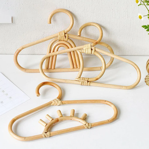 Fournisseur en gros de cintres pour vêtements de poupées en rotin naturel, source directe d'usine, porte-vêtements miniature fait main, prix abordable - Product Image 2