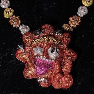 Colgante de Plata Personalizado Estilo Hip Hop con Diseño 3D de Animal de Dibujos Animados y Sol, con Diamantes Helados y Nano Rodio, con Moissanita, de la marca Art Icon - Product Image 4