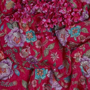 Tissu en crêpe de soie brodé fuchsia avec imprimé floral de pivoine pour filles - Vêtements pour occasions de mariage - Product Image 6