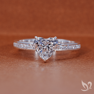 แหวนเพชรทรงหัวใจ 1 กะรัต เพาะเลี้ยงในห้องปฏิบัติการ รับรองโดย IGI ประดับเพชรแบบช่องและแบบฝังเต็มวง ตัวเรือนทองคำขาว 10K แหวนหมั้น - Product Image 1