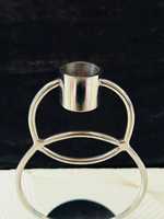 Porte-bougie simple en argent, idéal pour le salon, la chambre à coucher, la table d'appoint et comme centre de table pour la salle à manger.