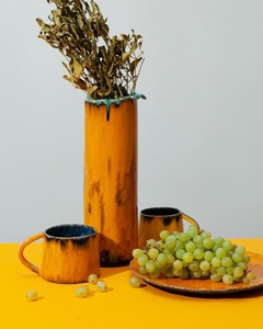 Vase en céramique orange soleil audacieux avec un profil élancé, une finition brillante et un design saisissant pour la décoration intérieure contemporaine - Product Image 3