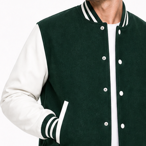 Chaqueta Varsity Clásica para Hombre en Verde Bosque y Blanco, Chaqueta con Logotipo Personalizado, Proveedor OEM - Ropa Urbana Premium - Product Image 2