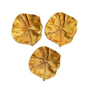 Cuenco de Frutos Secos con Diseño de Hoja de Ginkgo - Moderno y Lujoso, Hecho a Mano en Aluminio Ligero de la India por R B Overseas para Bodas - Product Image 1