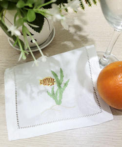 ผ้าเช็ดปากปักลายปลาแบบทำมือขายส่ง ผ้าฝ้ายสีขาวเย็บริมผ้าแบบเฮมสติทช์ ผ้าเช็ดปากแบบพับสำหรับค็อกเทล ใช้สำหรับบ้าน งานอีเว้นท์ และบาร์ - Product Image 1